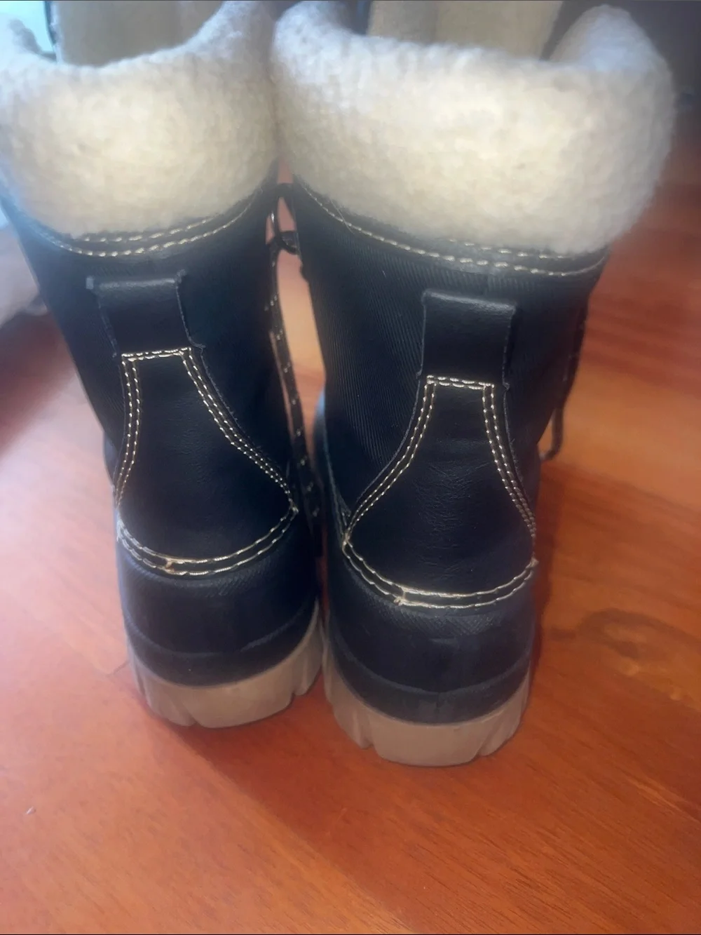 NWOT winter boots size 6 youth